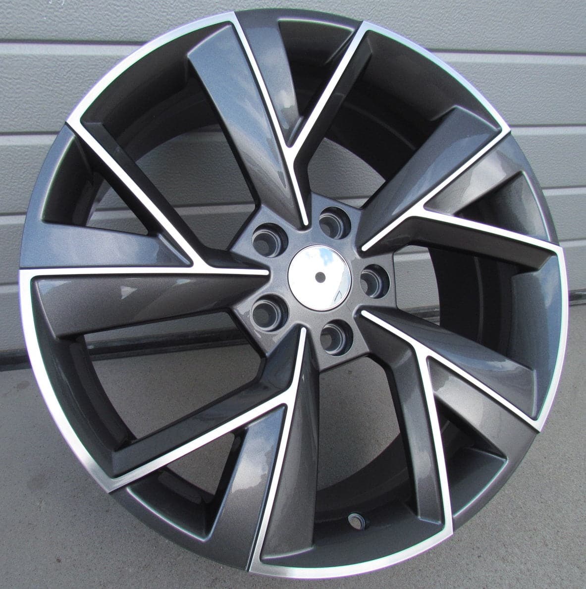 Racing Line FE211 7x18 5x112 ET43 šedá, Škoda