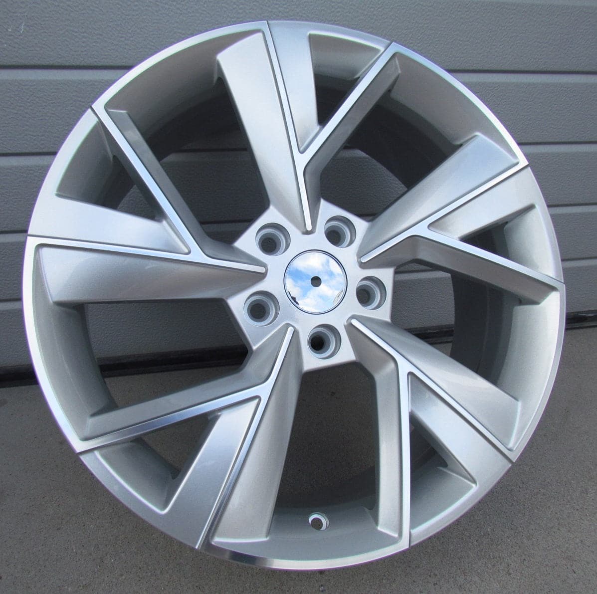 Racing Line FE211 7x18 5x112 ET43 stříbrná, Škoda