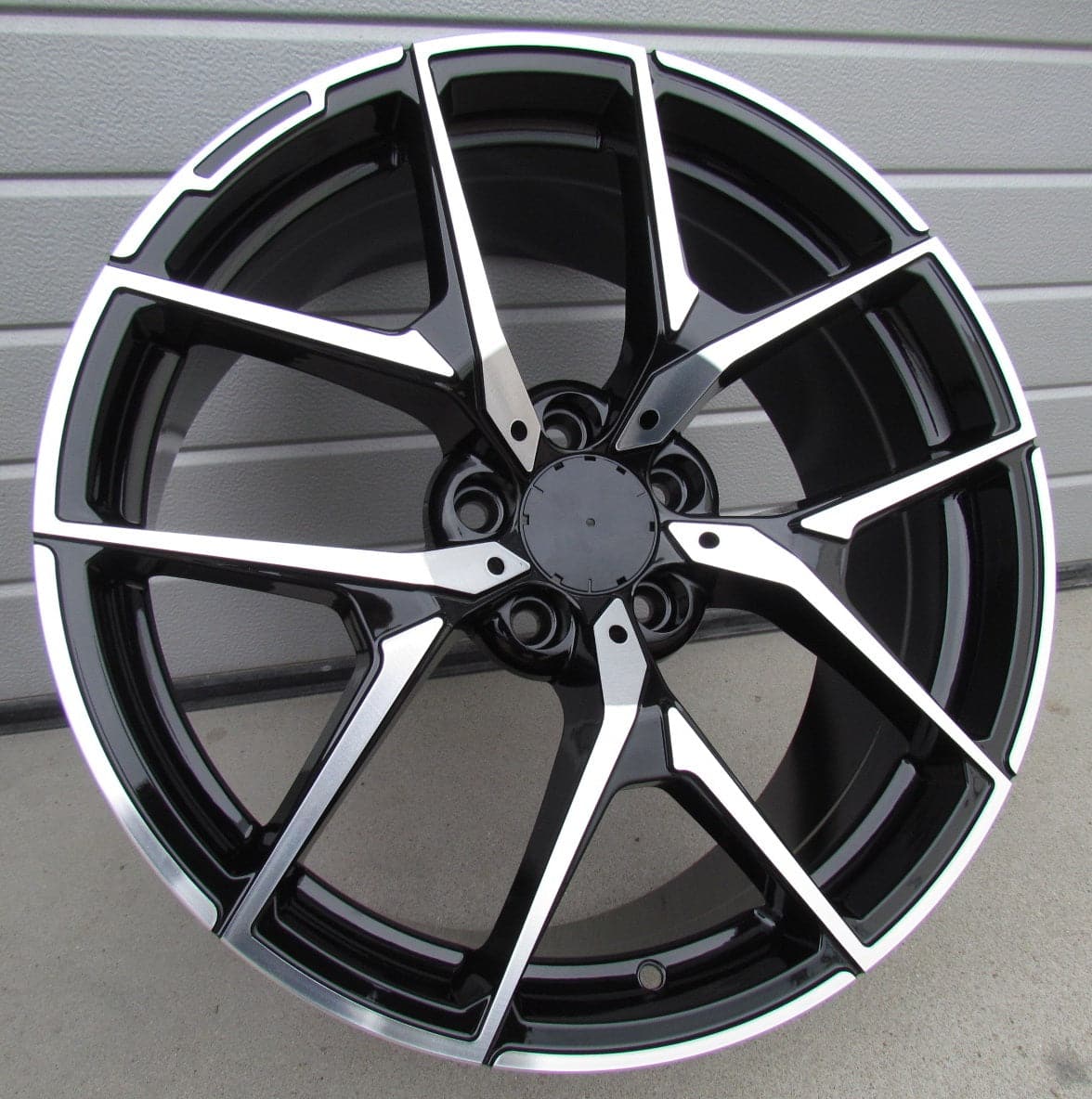 Racing Line XE137 8,5x18 5x112 ET43 fekete, Mercedes
