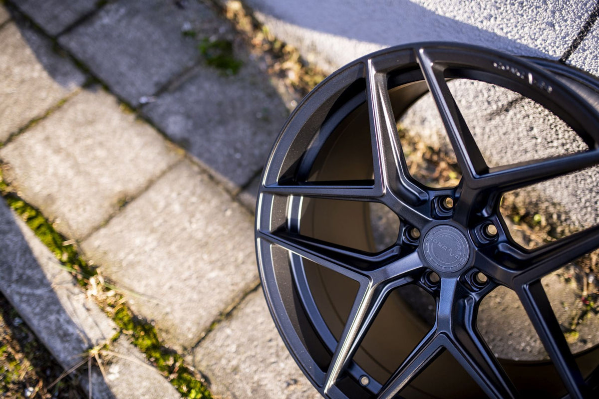 Alu kola Concaver CVR2 19x8,5 ET35 5x120 Carbon Graphite – detail 3