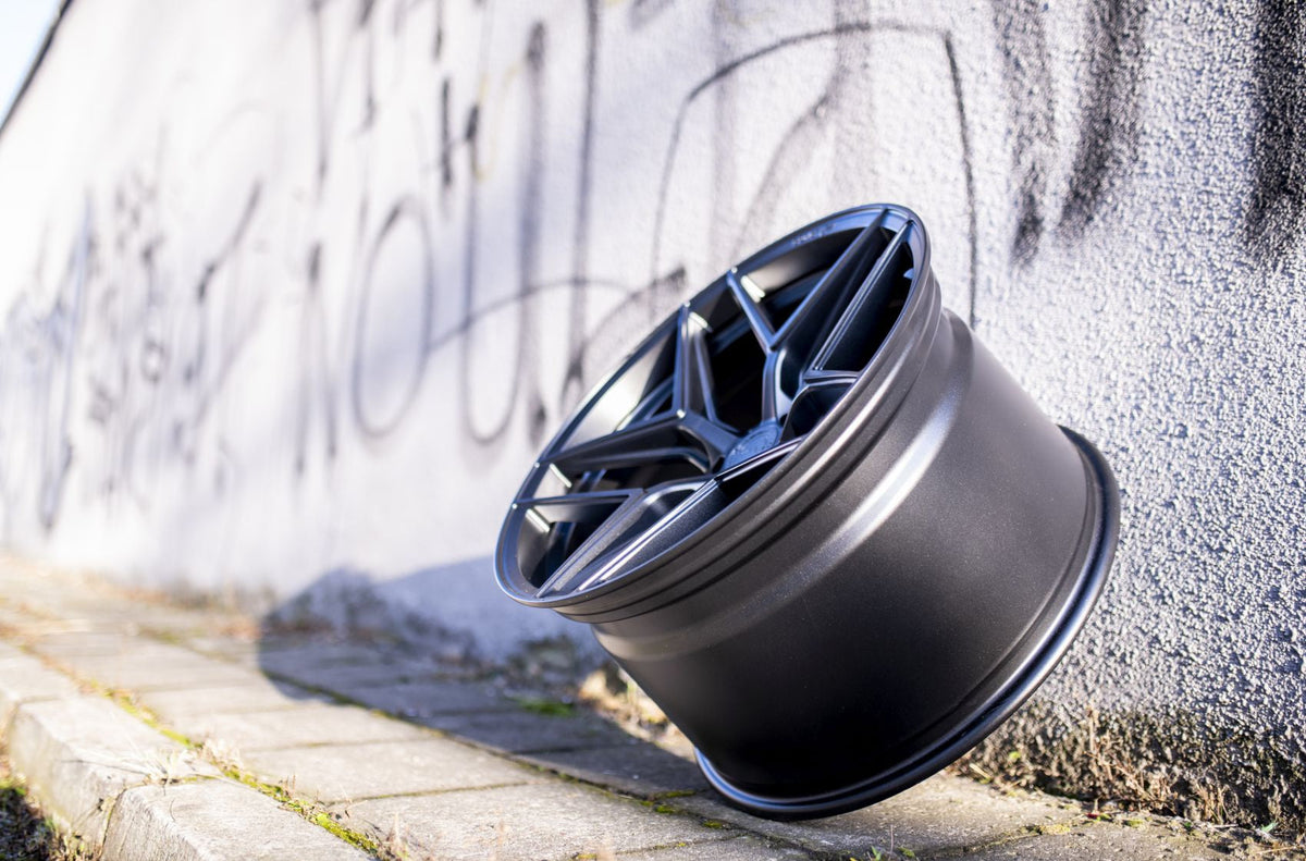 Alu kola Concaver CVR2 19x8,5 ET35 5x112 Carbon Graphite – detail 1
