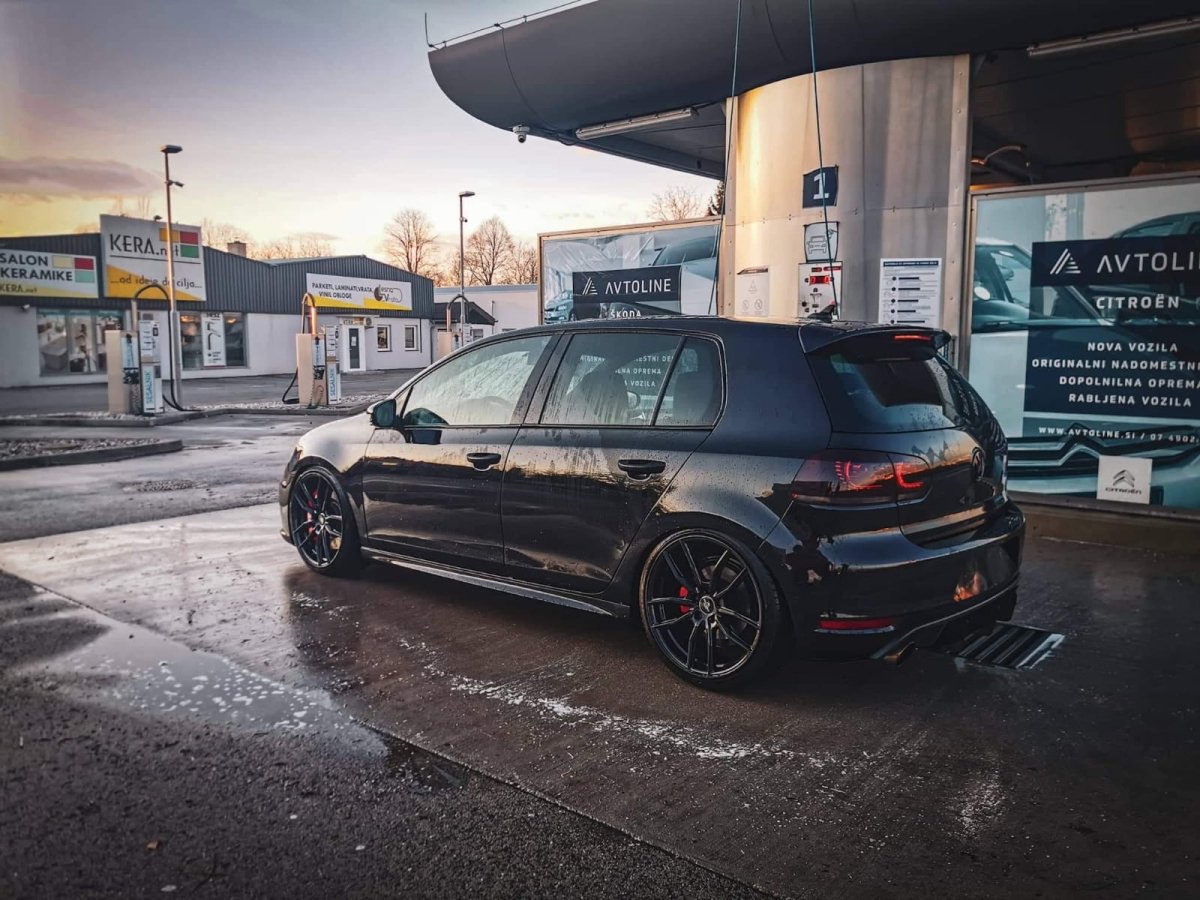 Alu kola Forzza Sigma 10,5x21 5x112 ET38 66,45 Black Magic - Wheelsup.cz